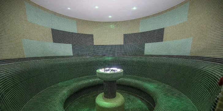 Hodina relaxace: velký saunový svět s 10 druhy saun, vířivkami a intimní atmosférou