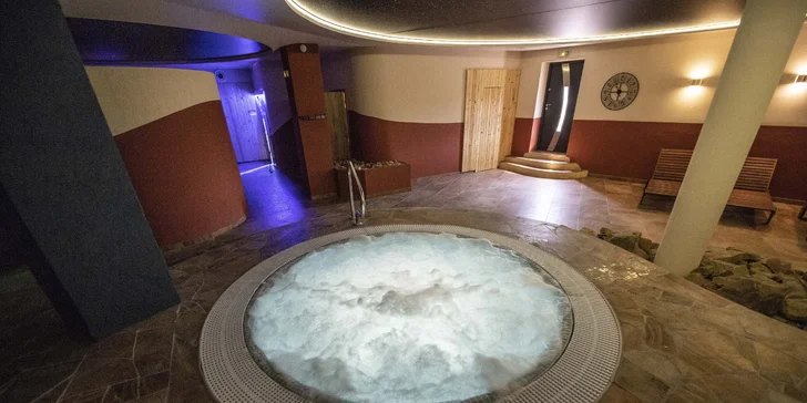 Hodina relaxace: velký saunový svět s 10 druhy saun, vířivkami a intimní atmosférou