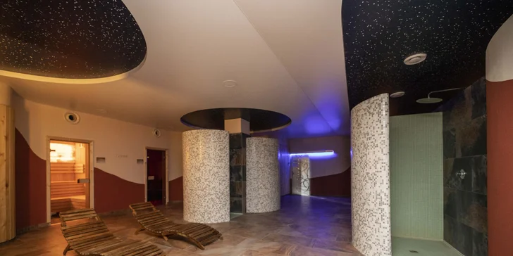 Hodina relaxace: velký saunový svět s 10 druhy saun, vířivkami a intimní atmosférou