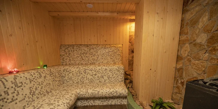 1–2 hodiny relaxace: velký saunový svět s 10 druhy saun, vířivkami a intimní atmosférou