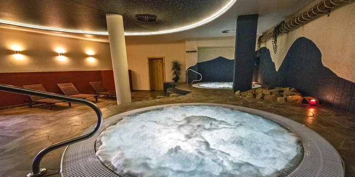 1–2 hodiny relaxace: velký saunový svět s 10 druhy saun, vířivkami a intimní atmosférou