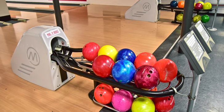 Jídlo a zábava: hodina bowlingu až pro 6 hráčů a pizza podle výběru