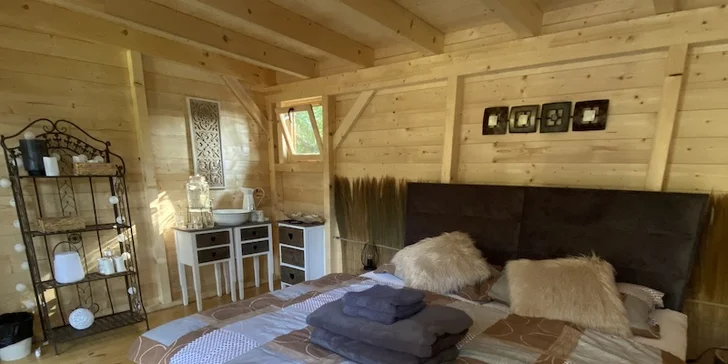 Netradiční dovolená v Českém ráji: treehouse pro 4, snídaně a půjčení loďky