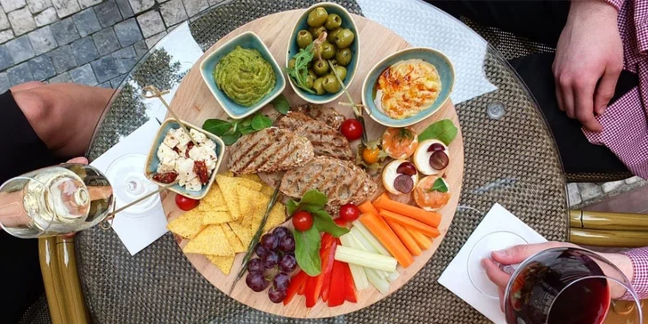 Posezení u vína a tapas: 2 sklenky a světové delikatesy na Vinohradech či na Starém Městě