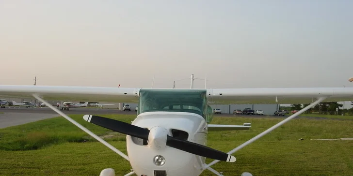 Let na plně pohyblivém leteckém trenažeru i ve skutečném letounu Cessna