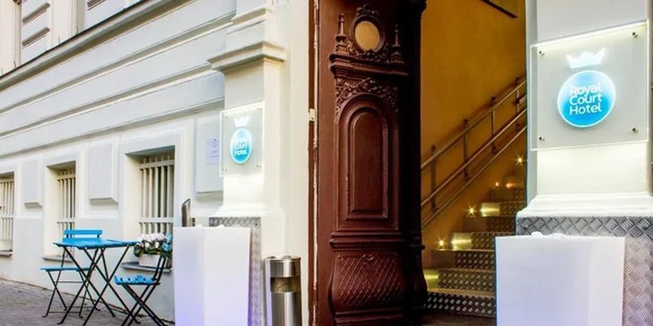 Hotel se nachází v centru Nového Města, kousek od stanice metra a 15 min. chůze od Václavského náměstí. 