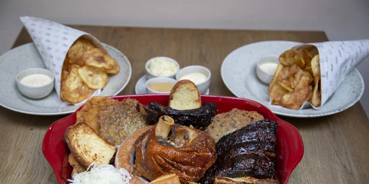 Pekáč masa pro 4–6 lidí v restauraci u Karlova mostu: koleno, žebra, řízek i domácí chipsy