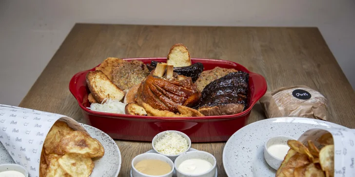 Pekáč masa pro 4–6 lidí v restauraci u Karlova mostu: koleno, žebra, řízek i domácí chipsy