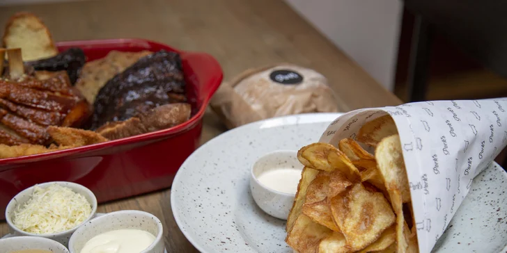 Pekáč masa pro 4–6 lidí v restauraci u Karlova mostu: koleno, žebra, řízek i domácí chipsy