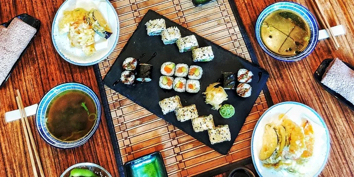 Japonské degustační menu o 5 nebo 6 chodech pro 2 osoby: sójové boby, sushi, wakame salát i saké