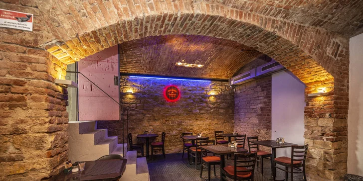 Pizza i s nápojem dle výběru o průměru 26 nebo 50 cm: Margherita i Hawai
