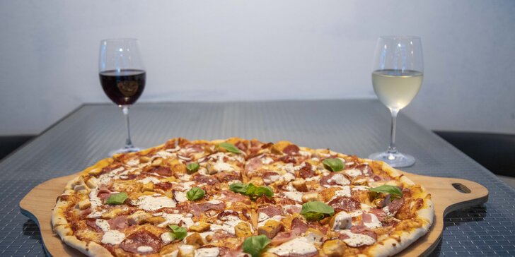 Pizza i s nápojem dle výběru o průměru 26 nebo 50 cm: Margherita i Hawai