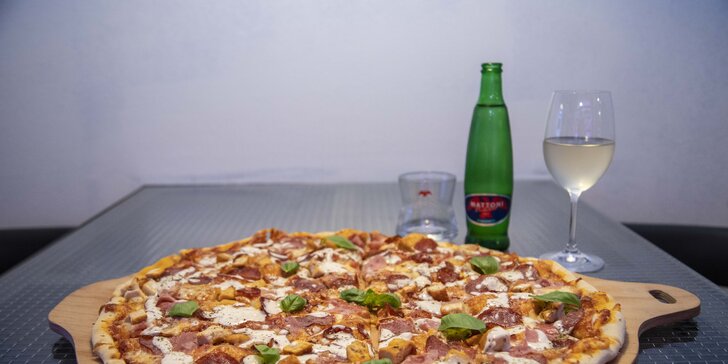 Pizza i s nápojem dle výběru o průměru 26 nebo 50 cm: Margherita i Hawai