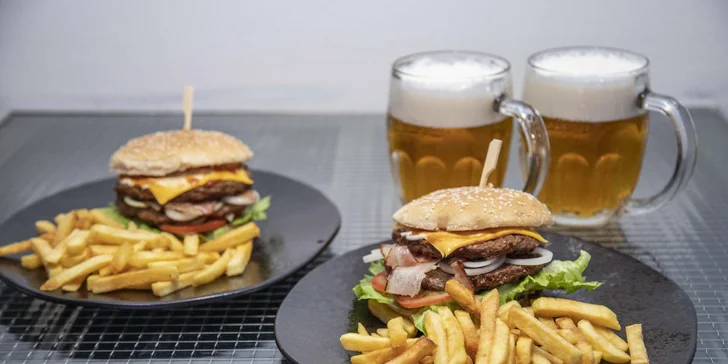 Pro 1 i 2: burger Gold s dvojitým masem, hranolky a nápoje dle výběru