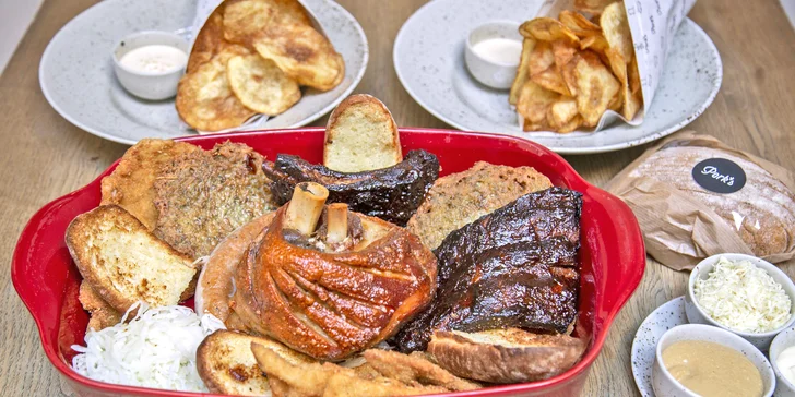 Pekáč masa pro 4–6 lidí v restauraci u Karlova mostu: koleno, žebra, řízek i domácí chipsy