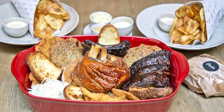 Pekáč masa pro 4–6 lidí v restauraci u Karlova mostu: koleno, žebra, řízek i domácí chipsy