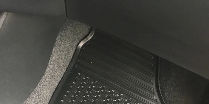 Auto jako nové: mytí karoserie i čištění a vysátí interiéru, tepování mokrou cestou, leštění oken