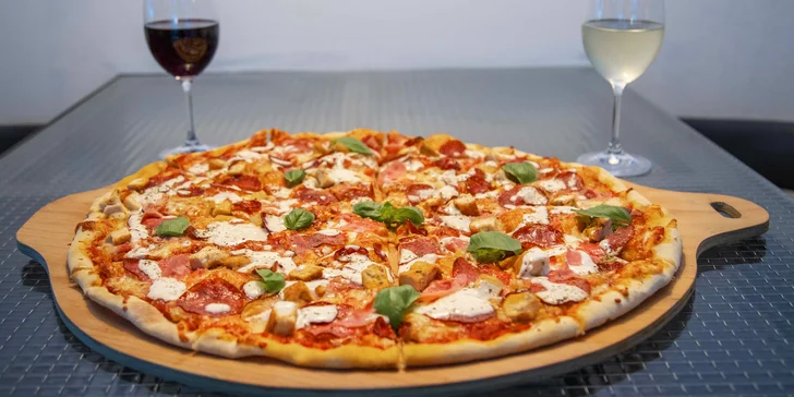 Pizza i s nápojem dle výběru o průměru 26 nebo 50 cm: Margherita i Hawai
