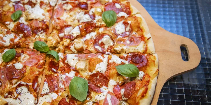 Pizza i s nápojem dle výběru o průměru 26 nebo 50 cm: Margherita i Hawai