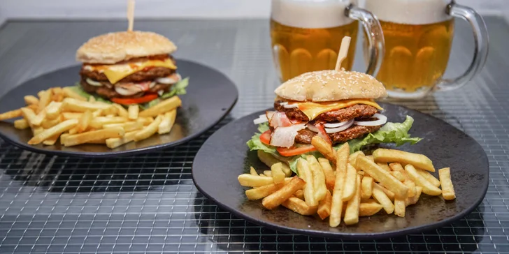 Pro 1 i 2: burger Gold s dvojitým masem, hranolky a nápoje dle výběru