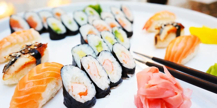 20 nebo 30 kousků sushi u Janáčkova divadla: losos, kreveta i avokádo a úhoř