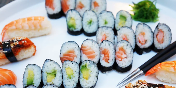 20 nebo 30 kousků sushi u Janáčkova divadla: losos, kreveta i avokádo a úhoř