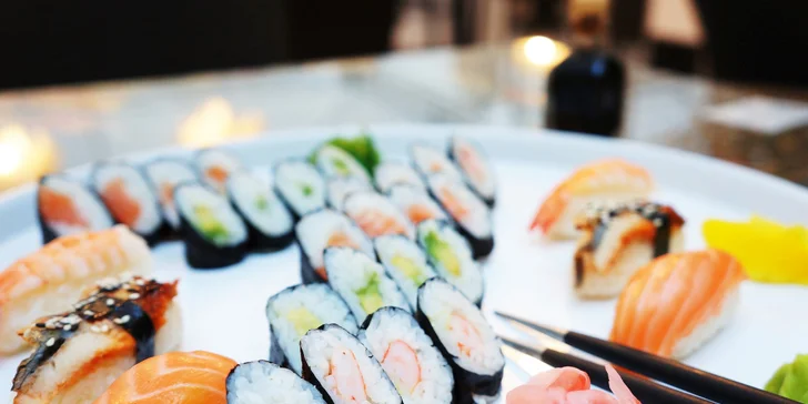 20 nebo 30 kousků sushi u Janáčkova divadla: losos, kreveta i avokádo a úhoř