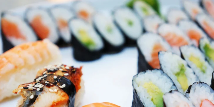 20 nebo 30 kousků sushi u Janáčkova divadla: losos, kreveta i avokádo a úhoř