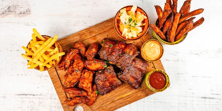 Hostina pro 2–3 osoby: BBQ žebírka, korejská křídla, coleslaw i hranolky dle výběru a pivo