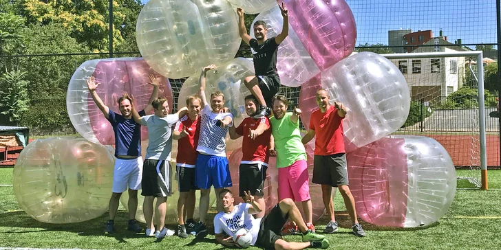 Užijte si hodinu nafouknuté zábavy: Bubble Football až pro 10 kamarádů