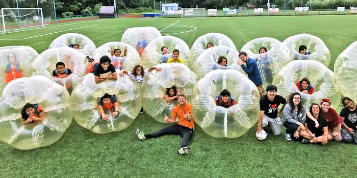 Užijte si hodinu nafouknuté zábavy: Bubble Football až pro 10 kamarádů
