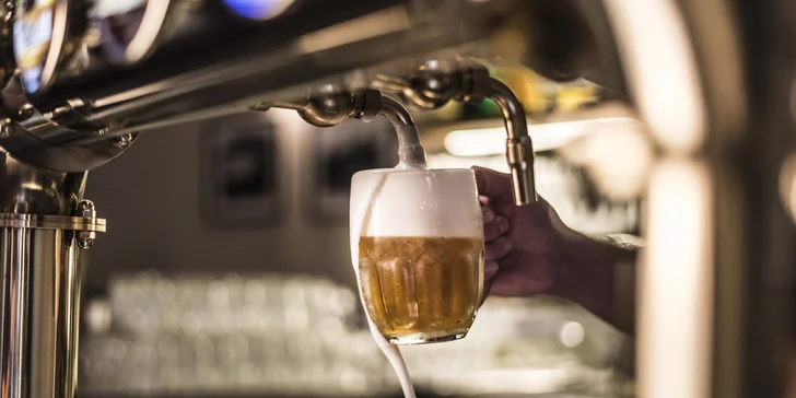 Pekáč masa pro 4–6 lidí v restauraci u Karlova mostu: koleno, žebra, řízek i domácí chipsy