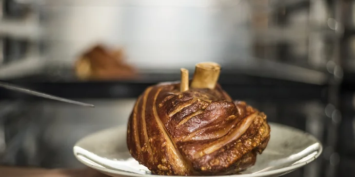 Pekáč masa pro 4–6 lidí v restauraci u Karlova mostu: koleno, žebra, řízek i domácí chipsy