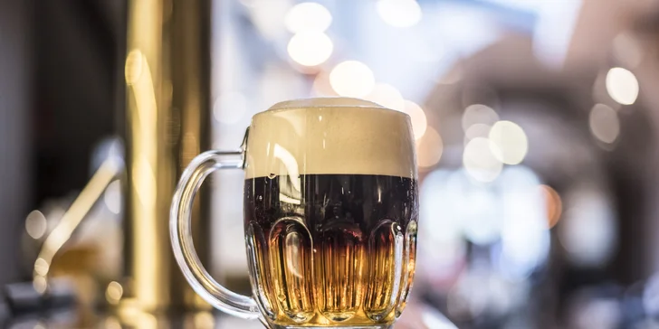 Pekáč masa pro 4–6 lidí v restauraci u Karlova mostu: koleno, žebra, řízek i domácí chipsy