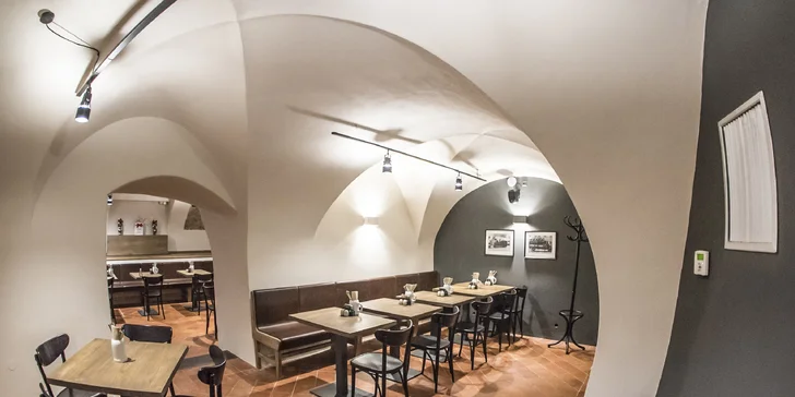 Pekáč masa pro 4–6 lidí v restauraci u Karlova mostu: koleno, žebra, řízek i domácí chipsy