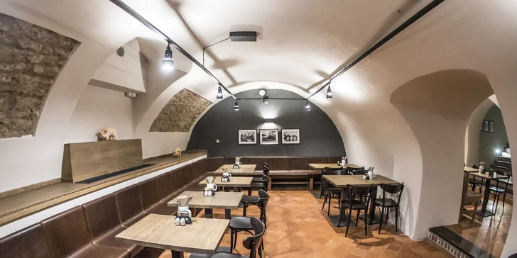 Pekáč masa pro 4–6 lidí v restauraci u Karlova mostu: koleno, žebra, řízek i domácí chipsy