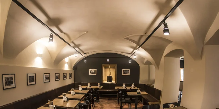 Pekáč masa pro 4–6 lidí v restauraci u Karlova mostu: koleno, žebra, řízek i domácí chipsy