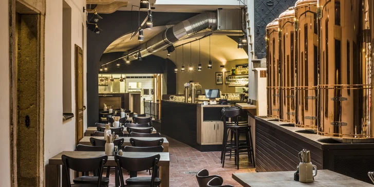 Pekáč masa pro 4–6 lidí v restauraci u Karlova mostu: koleno, žebra, řízek i domácí chipsy