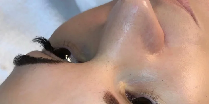 Udělejte něco jen pro sebe: permanentní make-up obočí a rtů vč. konzultace