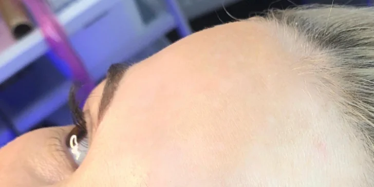 Udělejte něco jen pro sebe: permanentní make-up obočí a rtů vč. konzultace