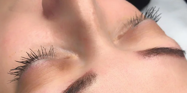 Udělejte něco jen pro sebe: permanentní make-up obočí a rtů vč. konzultace