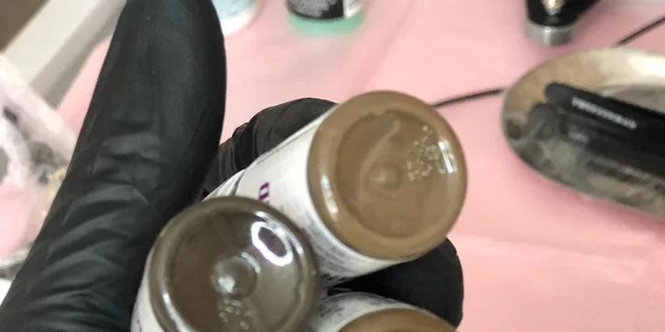 Udělejte něco jen pro sebe: permanentní make-up obočí a rtů vč. konzultace