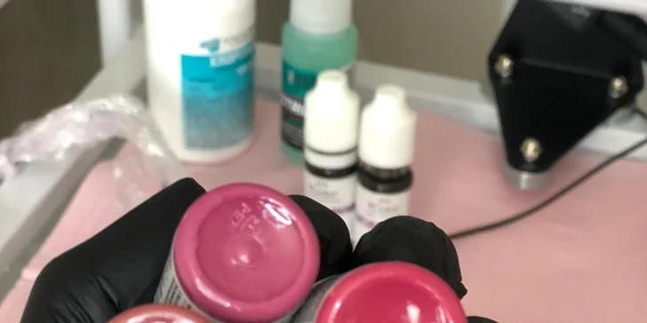 Udělejte něco jen pro sebe: permanentní make-up obočí a rtů vč. konzultace