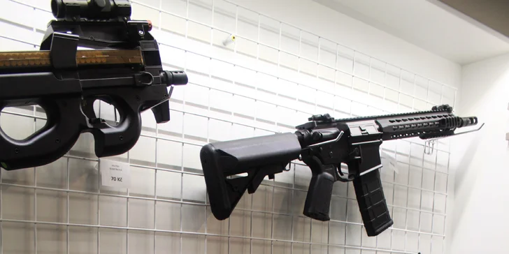 1–2 hodiny na laserové střelnici pro neomezený počet pistolníků: výběr ze 16 zbraní a 9 různých her