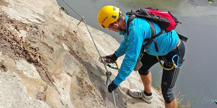Pro horolezecké dobrodruhy: půldenní kurz bezpečného via ferrata lezení v Děčíně pro začátečníky