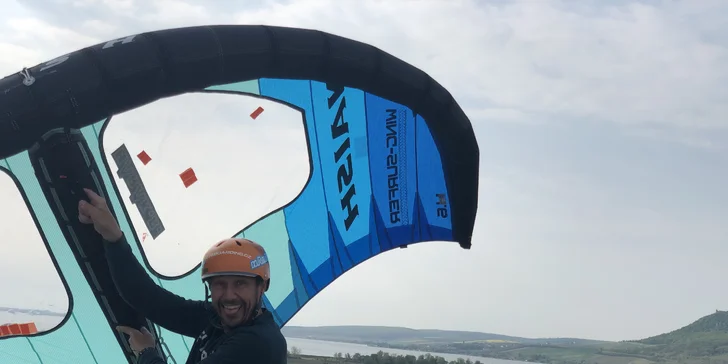 Kurz wing-boardingu na longboardu nebo kolečkových bruslích: příprava na jízdu na vodě