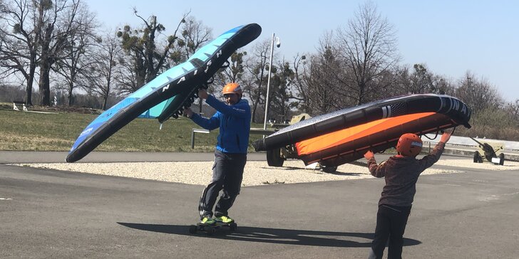 Kurz wing-boardingu na longboardu nebo kolečkových bruslích: příprava na jízdu na vodě