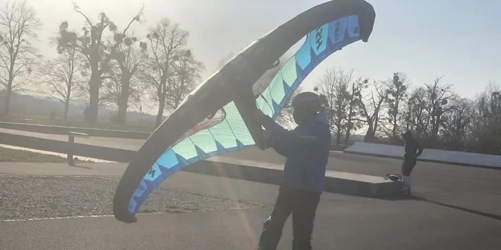 Kurz wing-boardingu na longboardu nebo kolečkových bruslích: příprava na jízdu na vodě