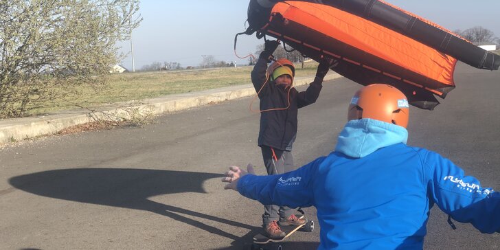 Kurz wing-boardingu na longboardu nebo kolečkových bruslích: příprava na jízdu na vodě