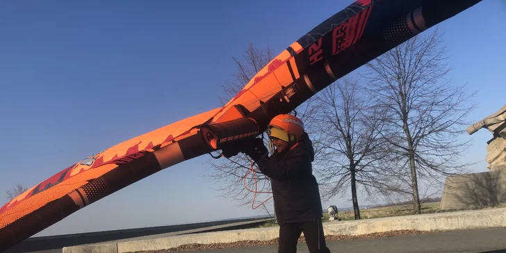 Kurz wing-boardingu na longboardu nebo kolečkových bruslích: příprava na jízdu na vodě